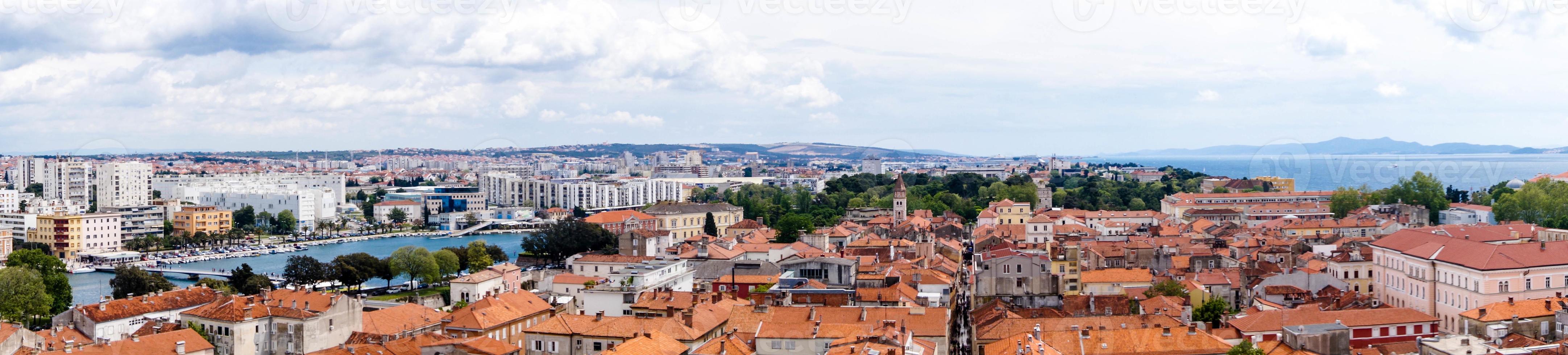 zadar en croacia desde la perspectiva de sv. catedral de stosije foto