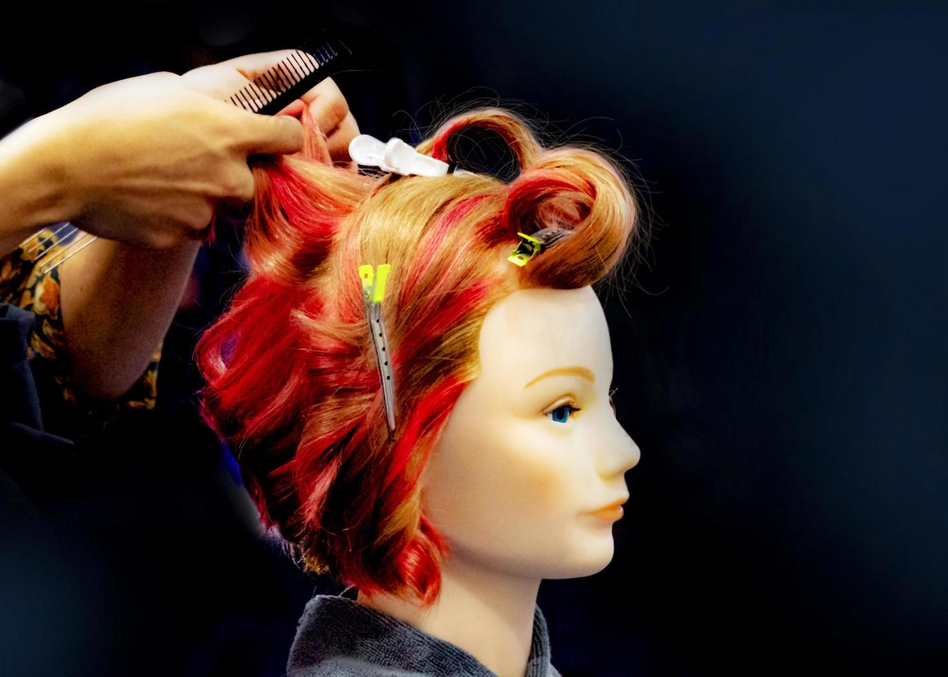 teñido de cabello, peinados en la cabeza simulada de peluquería foto