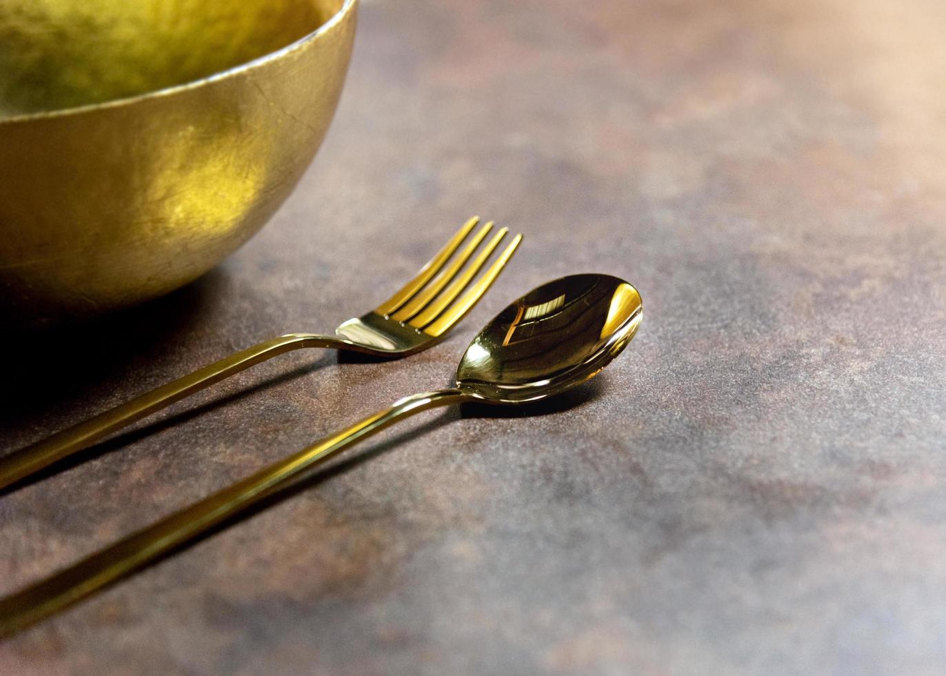 Cuchara de plata y tenedor de plata en la mesa del restaurante foto