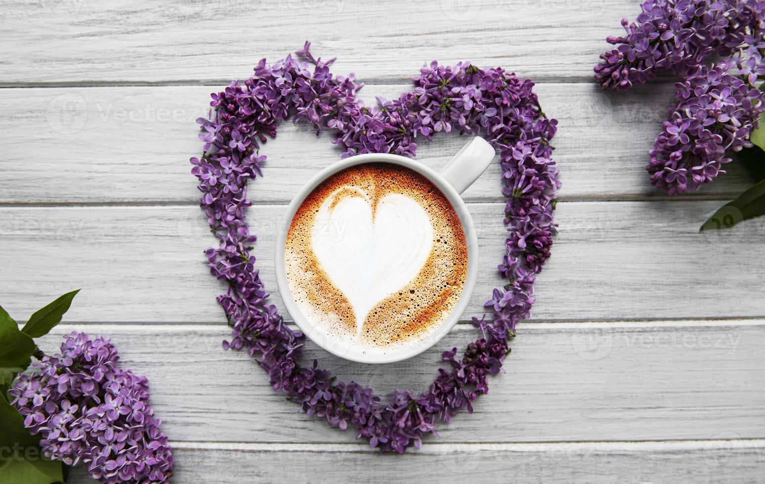 flores lilas y taza de café foto