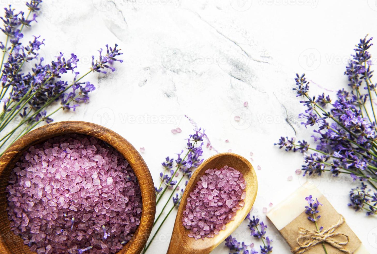 Cosmético de hierbas naturales con lavanda. foto