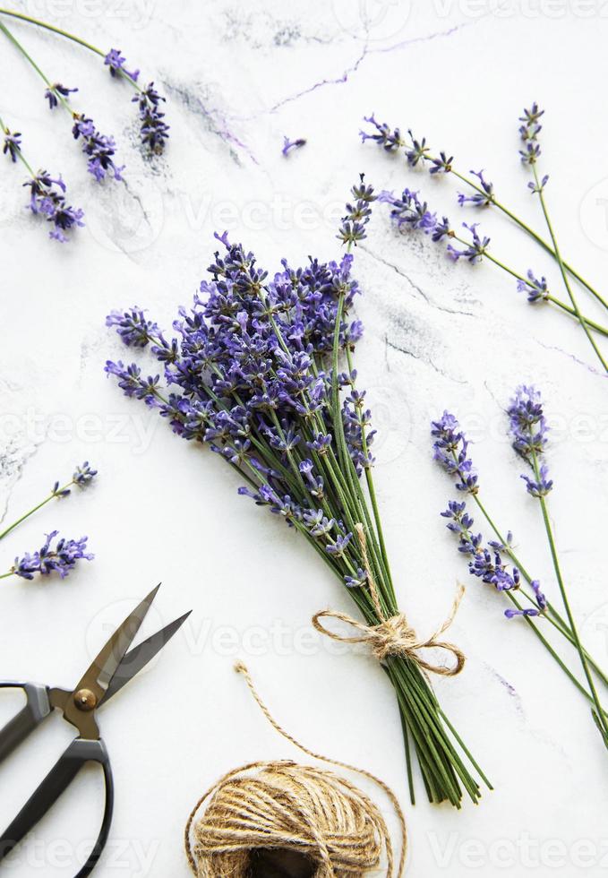 flores de lavanda, tijeras y cuerda foto