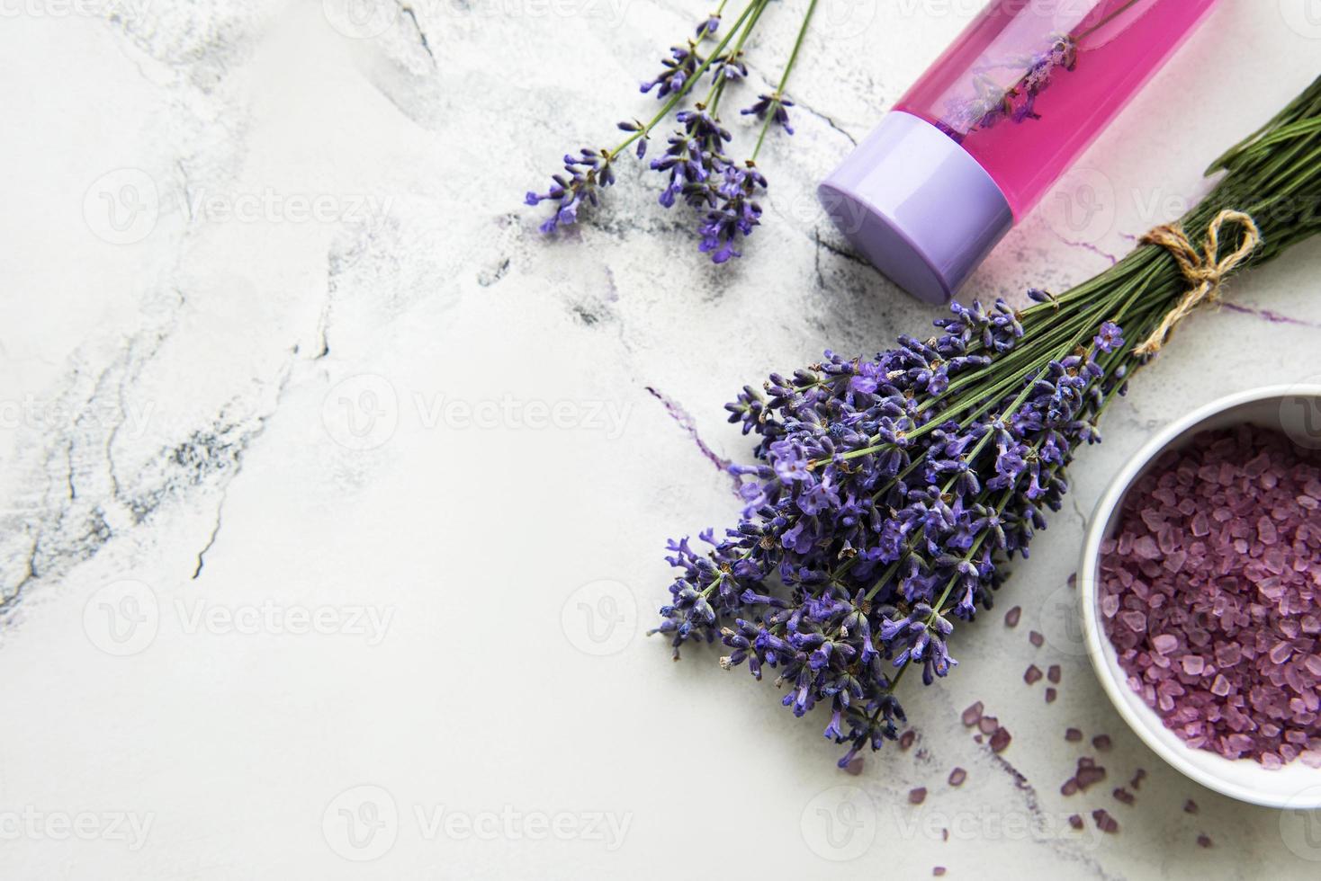 Cosmético de hierbas naturales con lavanda. foto