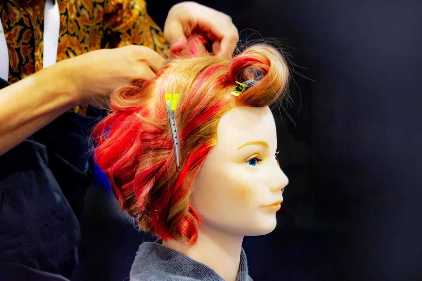 teñido de cabello, peinados en la cabeza simulada de peluquería foto