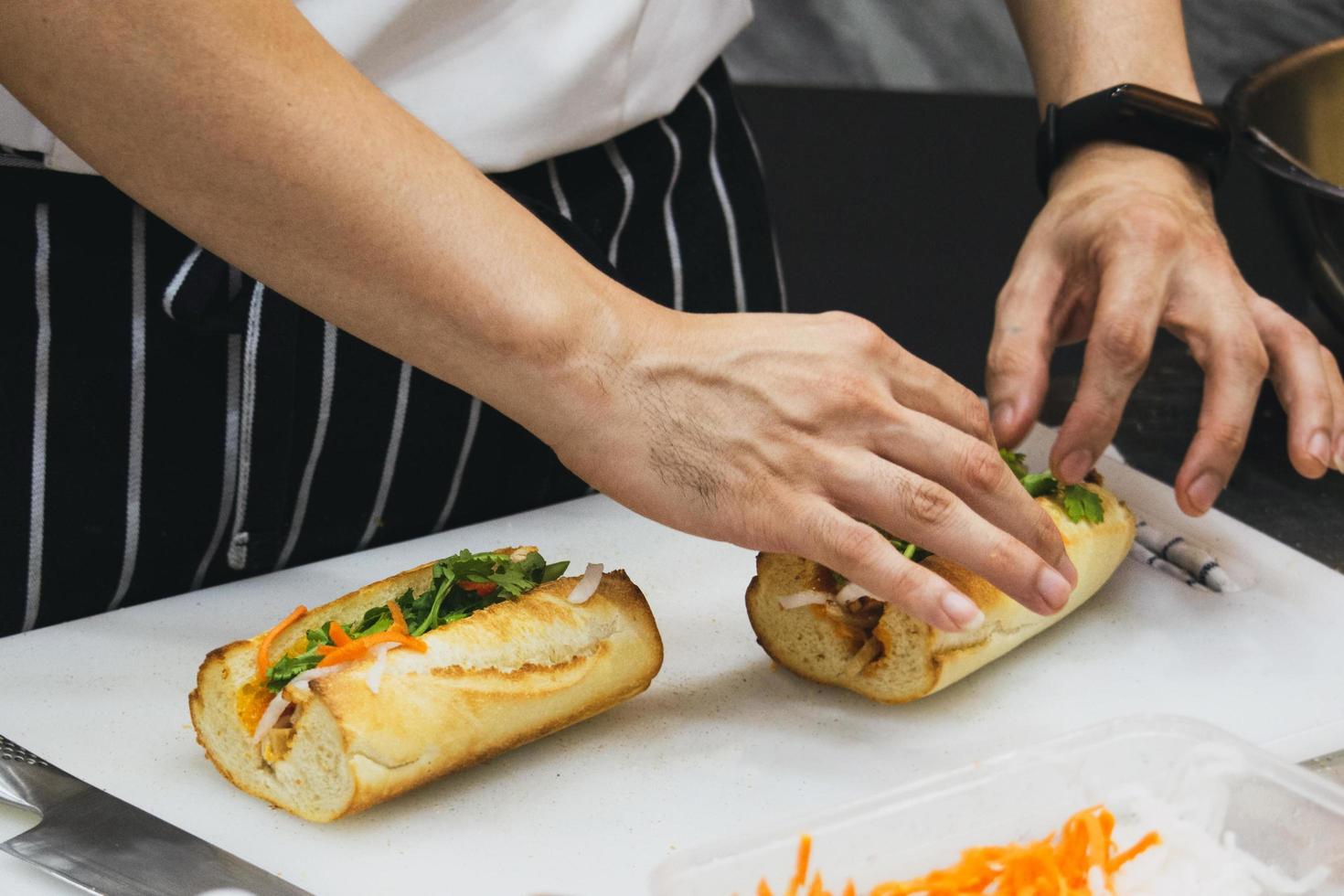 chef prepara sándwich en la cocina foto