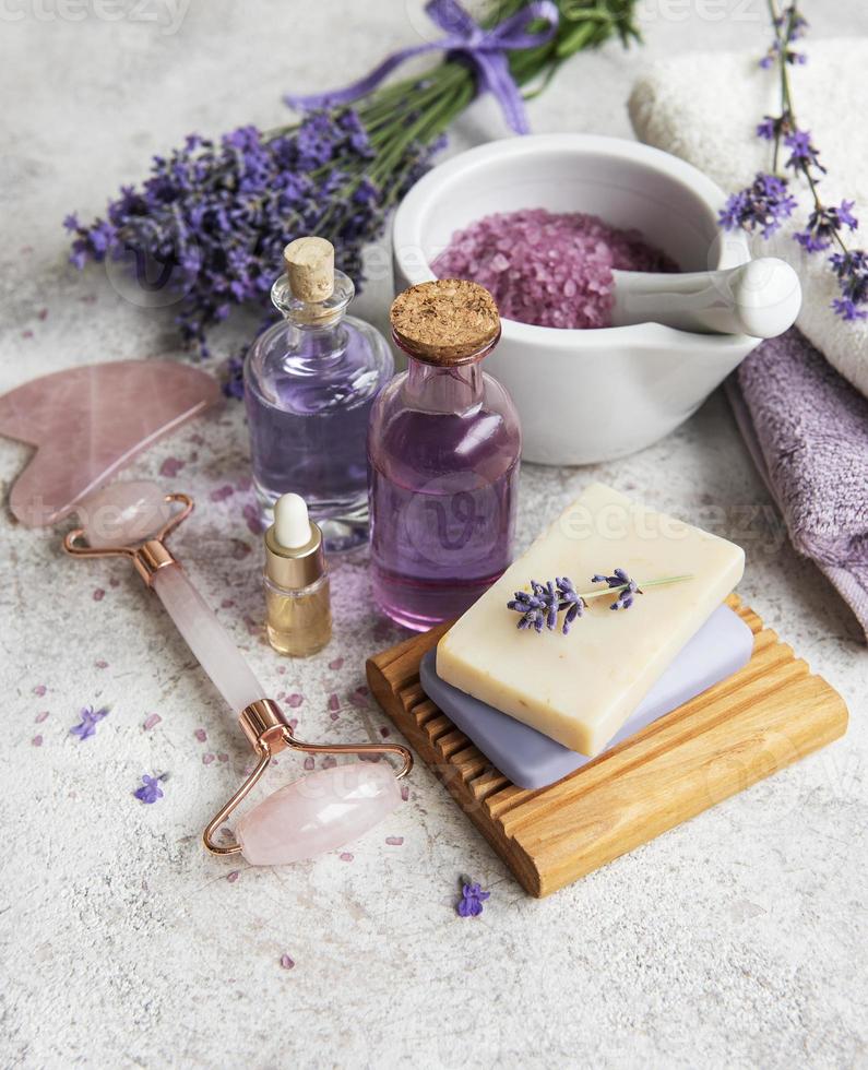 Cosmético de hierbas naturales con flores de lavanda. foto