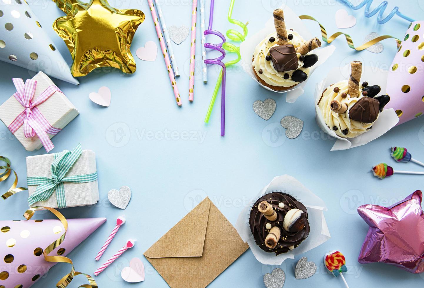 una vista de arriba hacia abajo de elementos comunes de la fiesta de cumpleaños en un marco de borde. foto