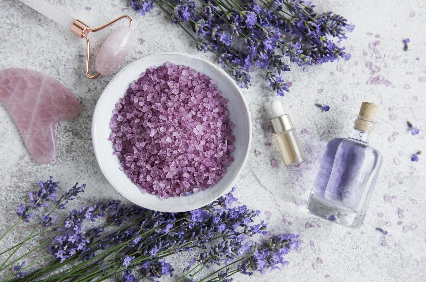 Cosmético de hierbas naturales con flores de lavanda. foto