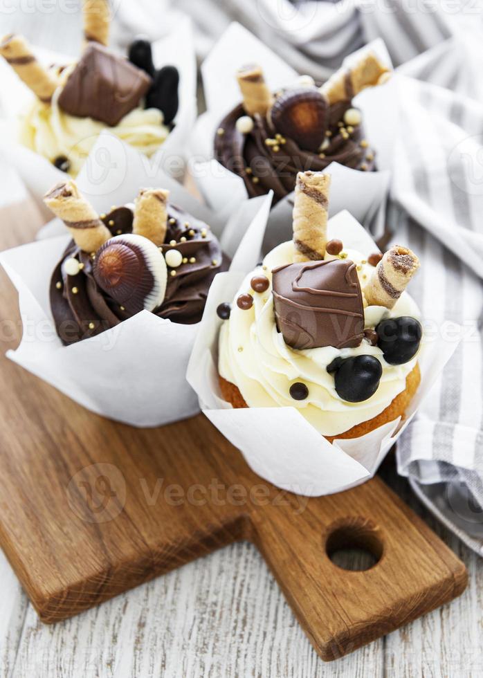 Cupcakes de chocolate sobre una tabla de cortar de madera foto