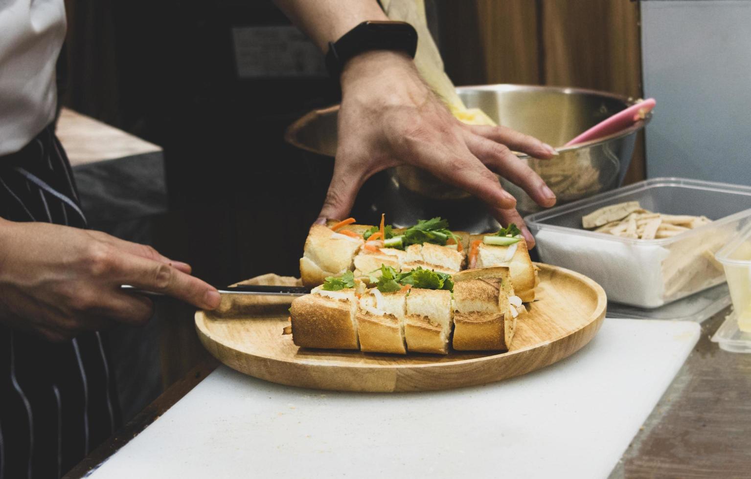 chef prepara sándwich en la cocina foto