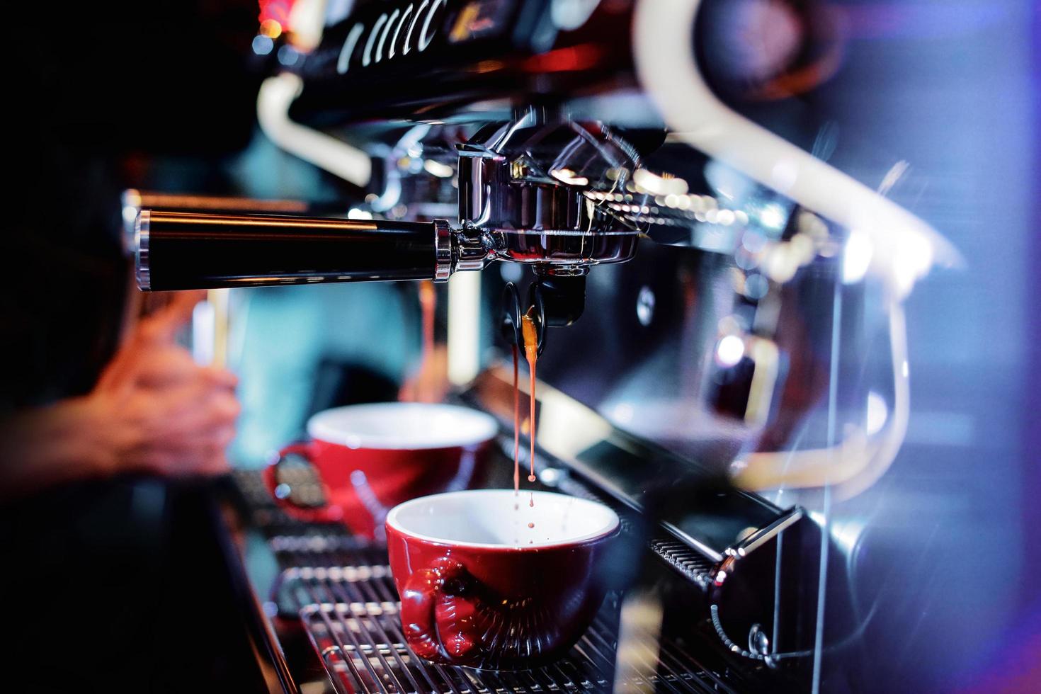 Espresso shot de máquina de café en la cafetería. foto