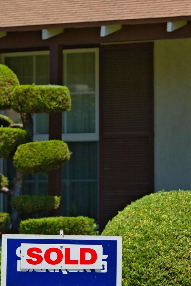 A sign that a home for sale in the United States has sold photo