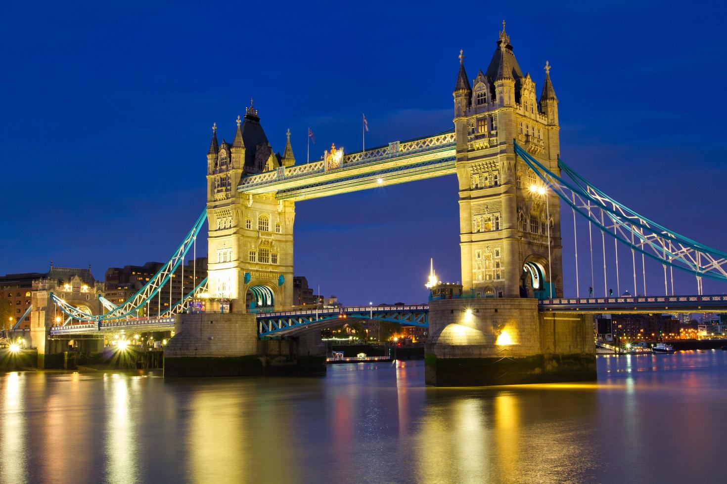 Tower Bridge por la noche en Londres, Gran Bretaña. foto