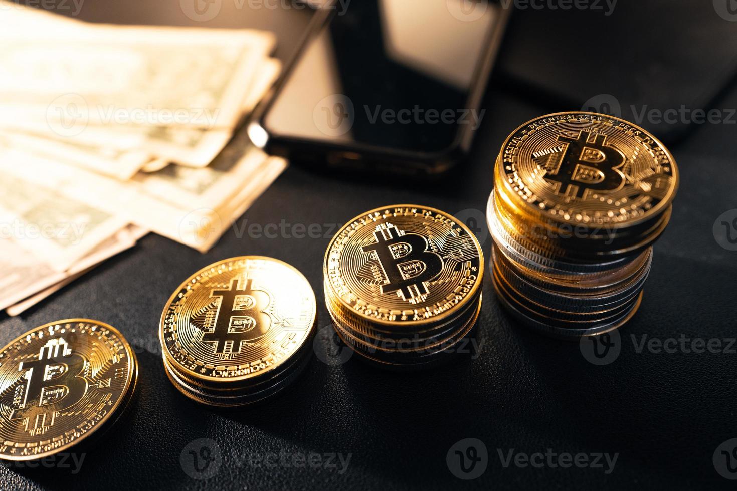 bitcoins apilados crecen en el escritorio foto