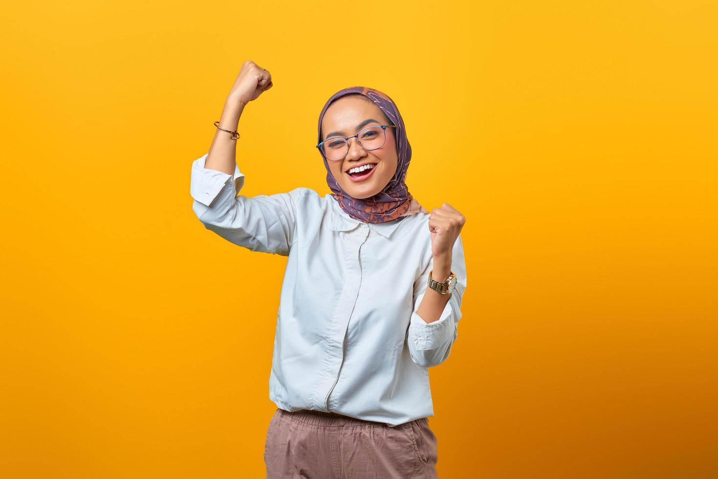 Retrato de mujer asiática alegre regocijándose celebrando la suerte foto
