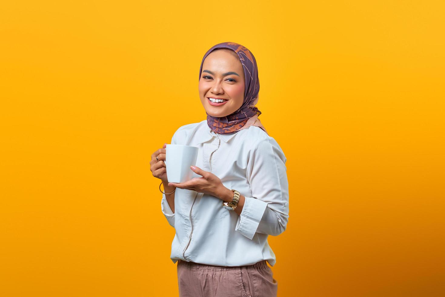 retrato, de, hermoso, mujer asiática, sonriente, y, tenencia, taza foto