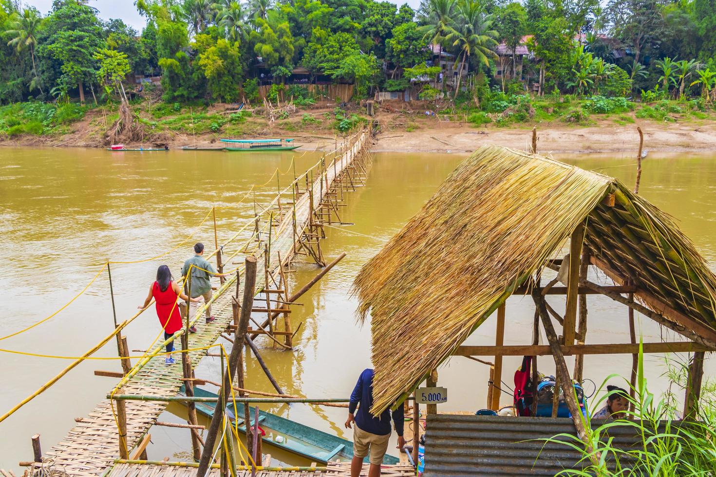 luang prabang, laos 2018- bienvenido al puente de bambú del río mekong luang prabang laos foto