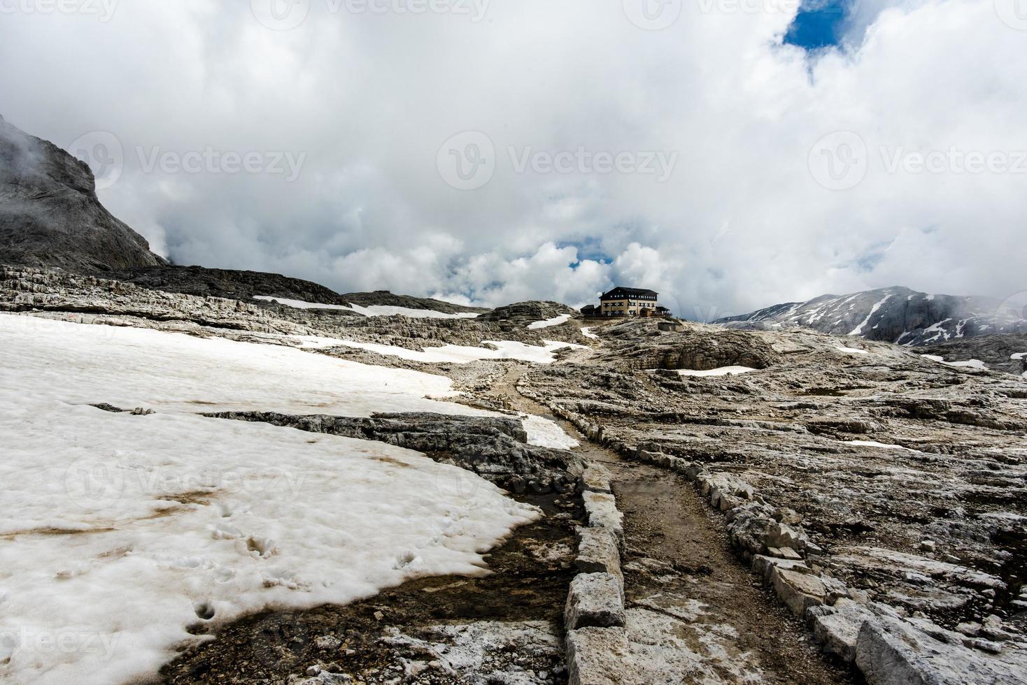 Las nubes rodean los hermosos dolomitas alrededor de San Martino di Castrozza y Passo Rolle, Trento, Italia foto