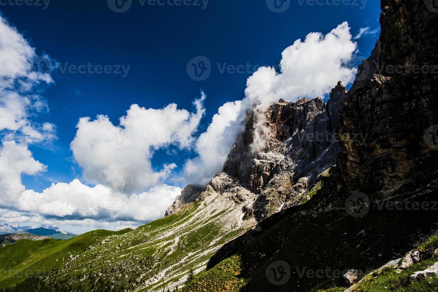 Las nubes rodean los hermosos dolomitas alrededor de San Martino di Castrozza y Passo Rolle, Trento, Italia foto