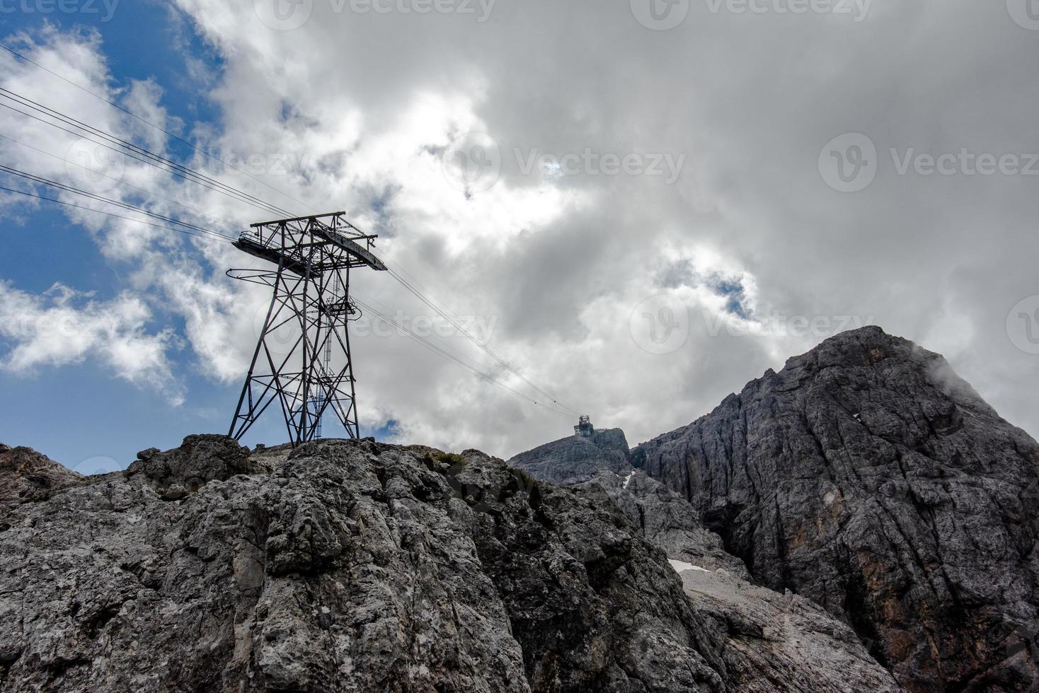 Las nubes rodean los hermosos dolomitas alrededor de San Martino di Castrozza y Passo Rolle, Trento, Italia foto