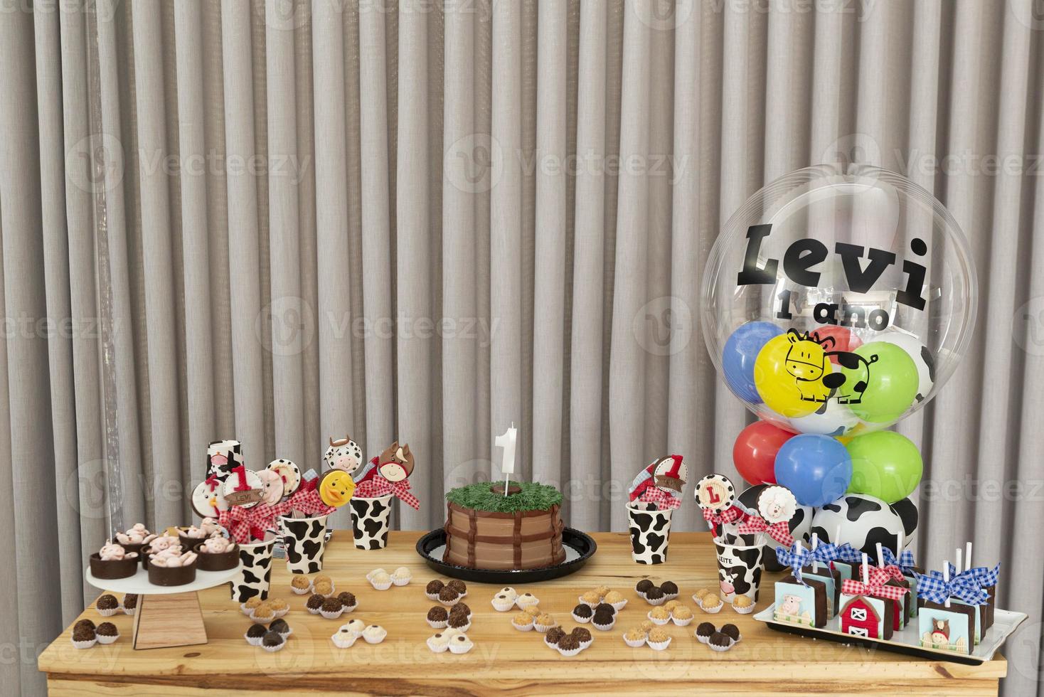 mesa rústica de pastel de cumpleaños para niños con granja, tema de campo foto