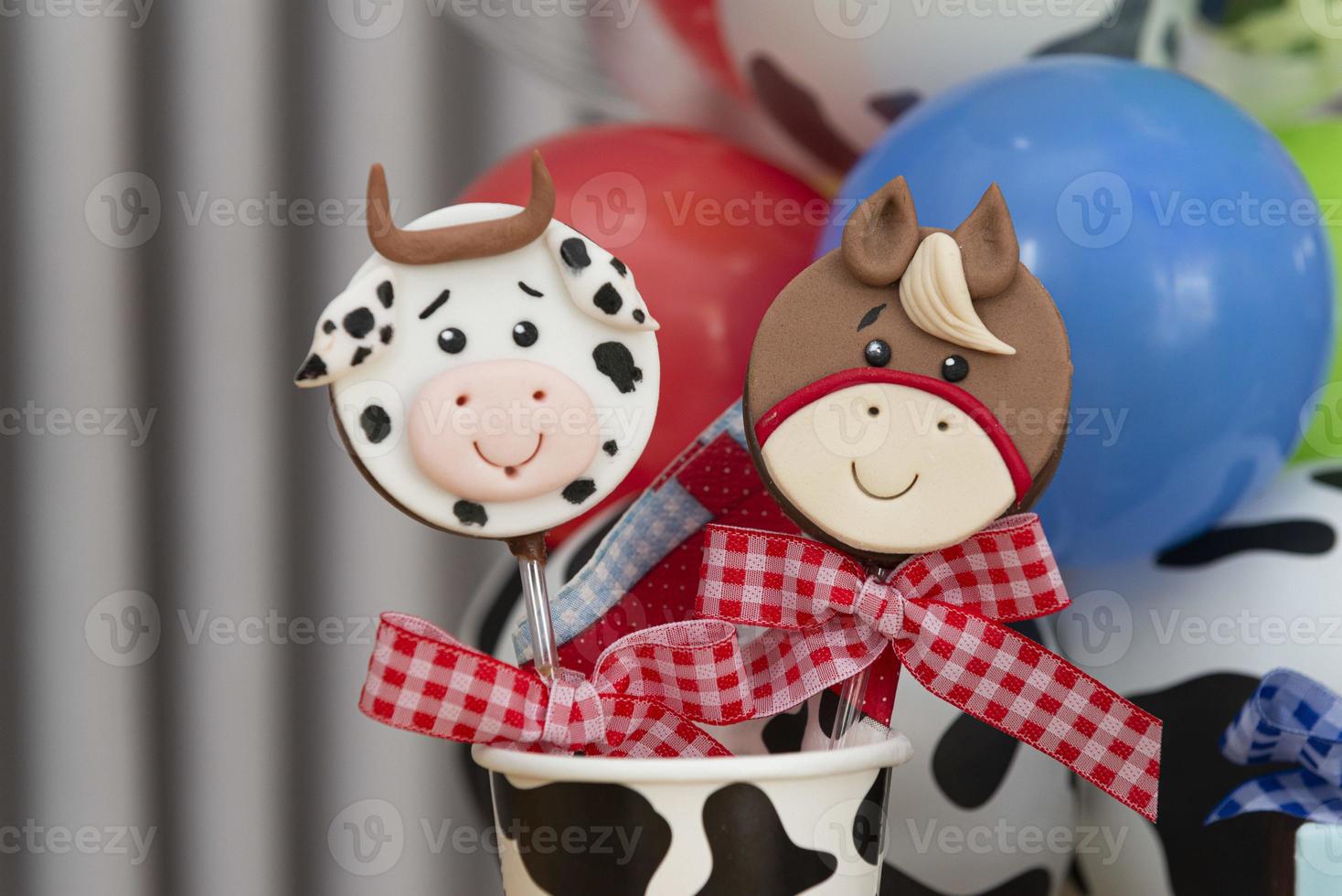 piruletas de chocolate decoradas para el cumpleaños de los niños en el tema de la granja foto
