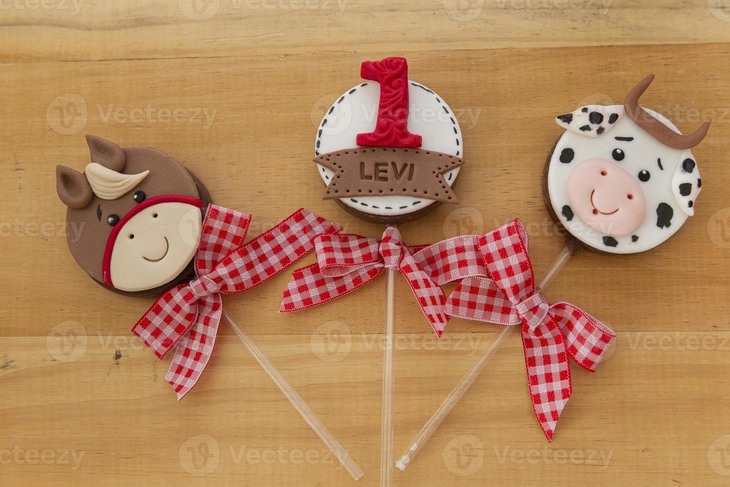 piruletas de chocolate decoradas para el cumpleaños de los niños en el tema de la granja foto