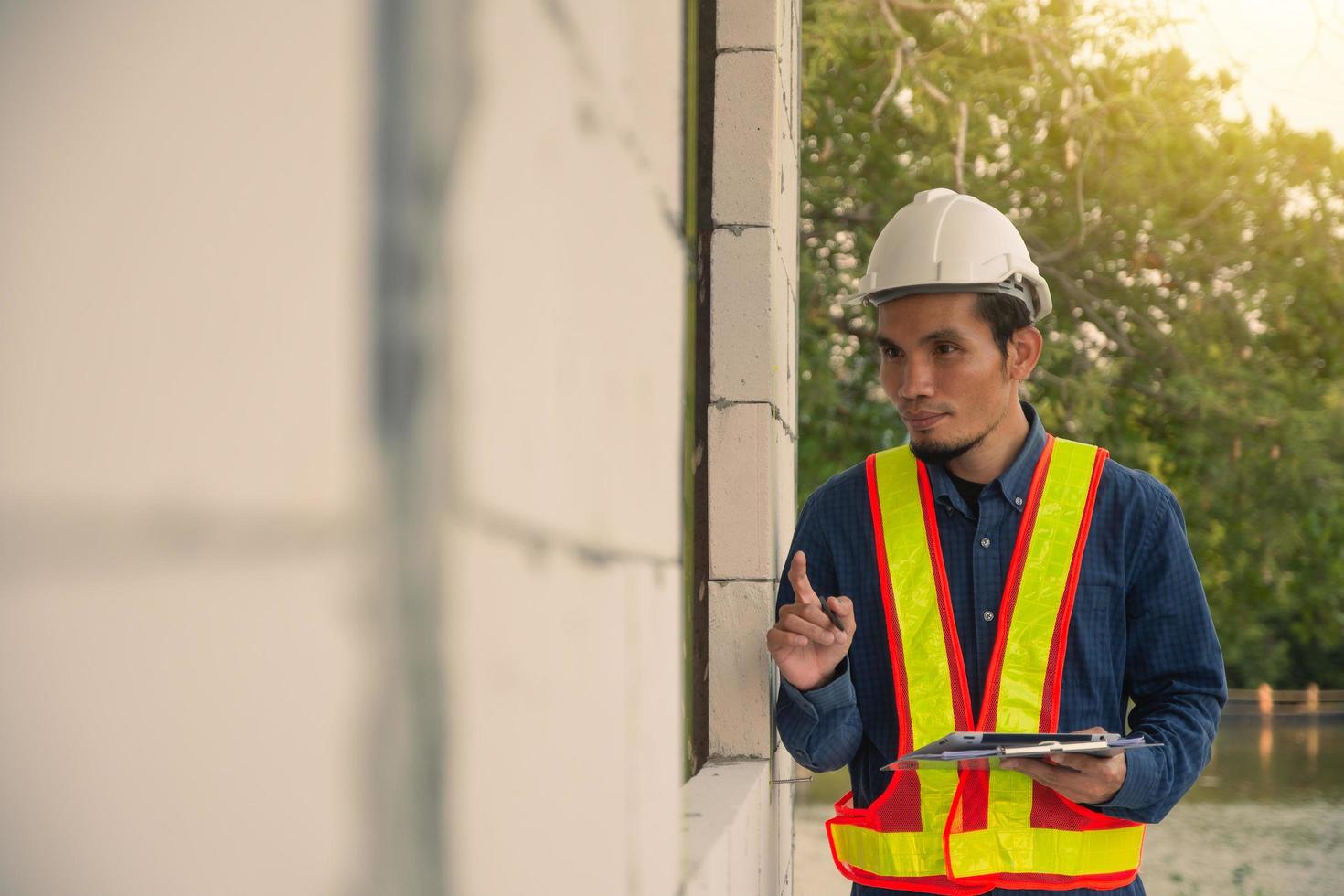 Inspección de ingeniero de arquitectura en el sitio de construcción de bienes raíces. foto