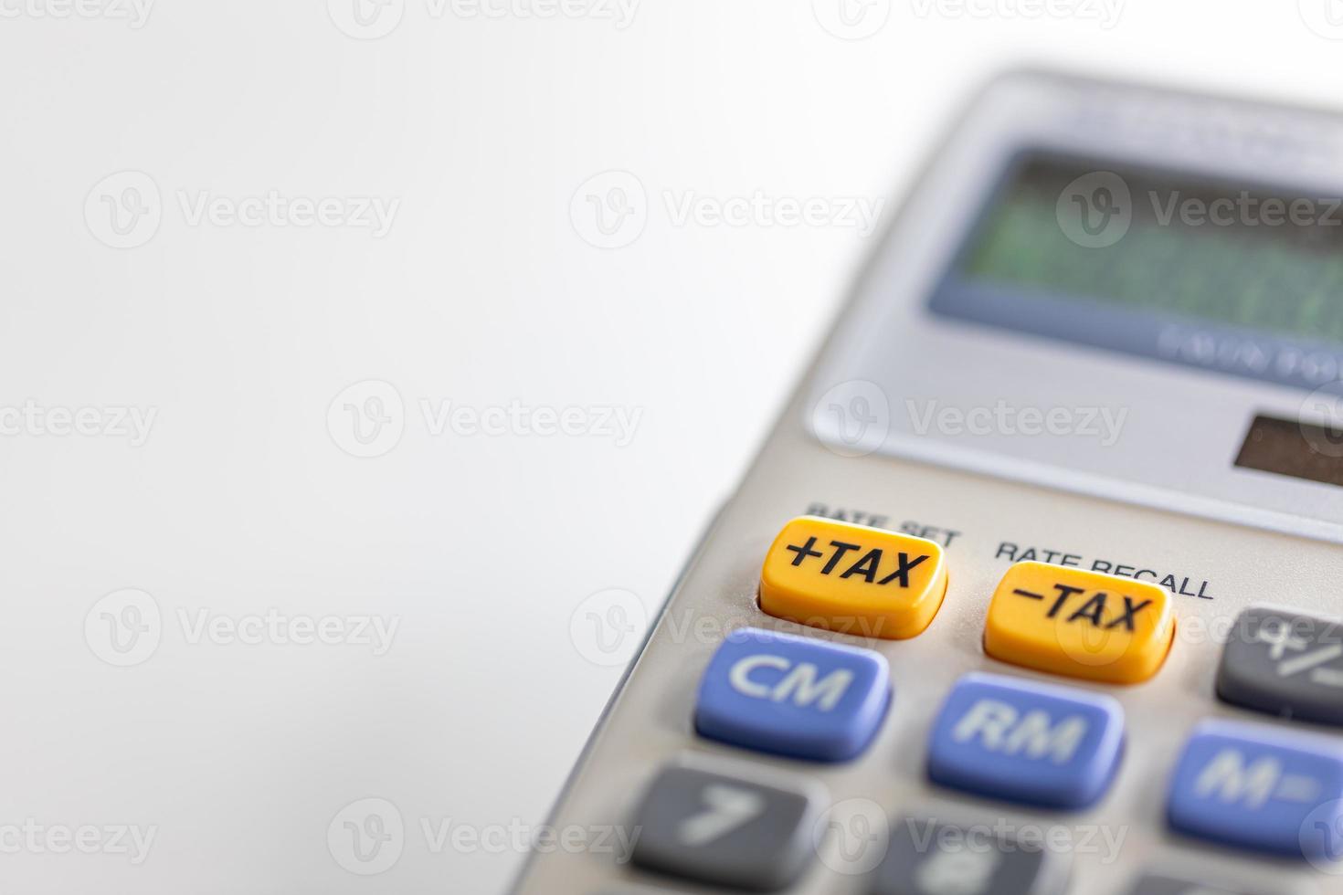 enfoque selectivo en más impuestos botón amarillo de la calculadora. foto