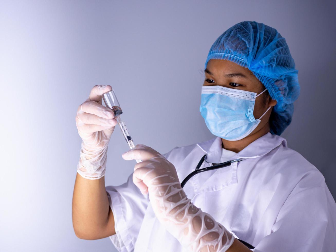 retrato de estudio de una doctora con una máscara y un sombrero. foto