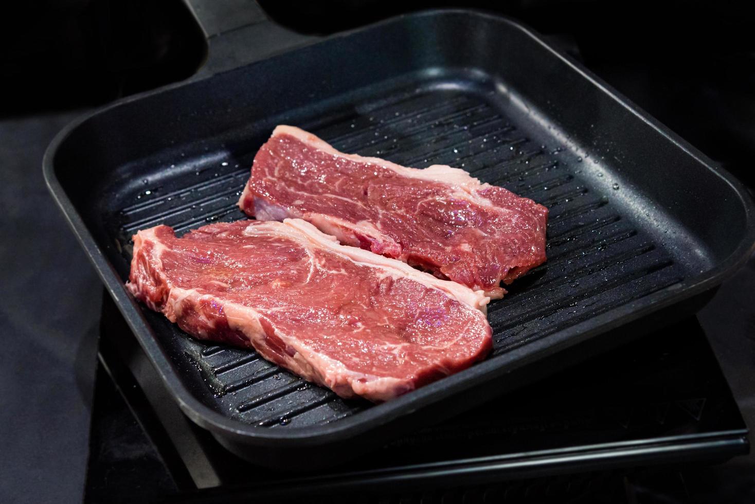 Filete de ternera a la parrilla cocinar filetes de carne en la cocina foto