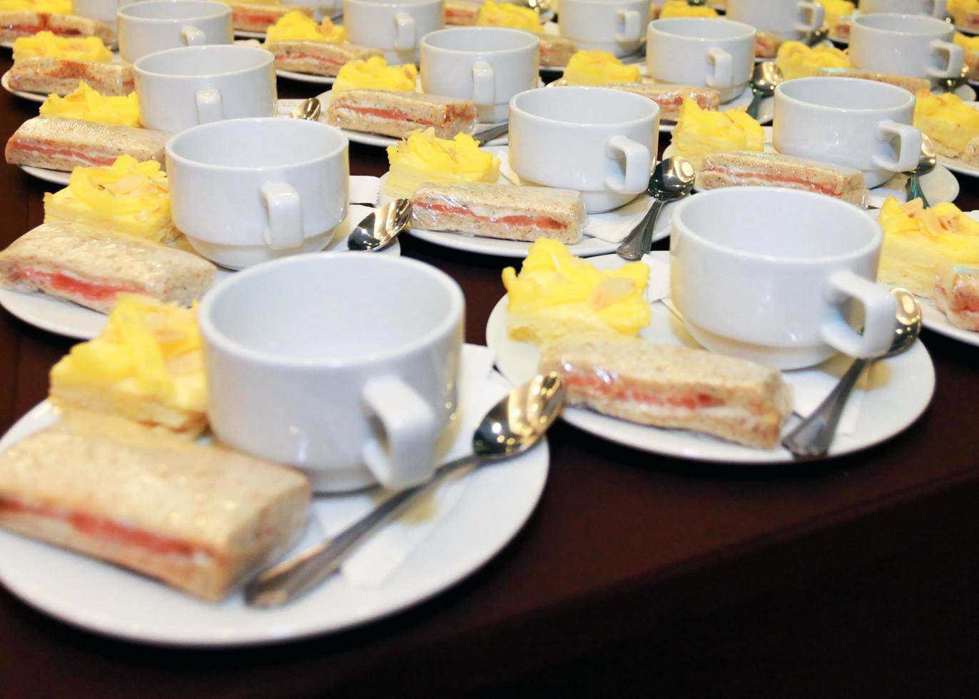 los juegos de tazas de café vacías con panadería para la hora de la reunión de descanso foto