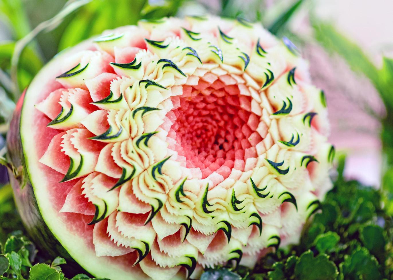 Tallas de frutas y verduras, muestra la decoración de tallado de frutas tailandesas. foto