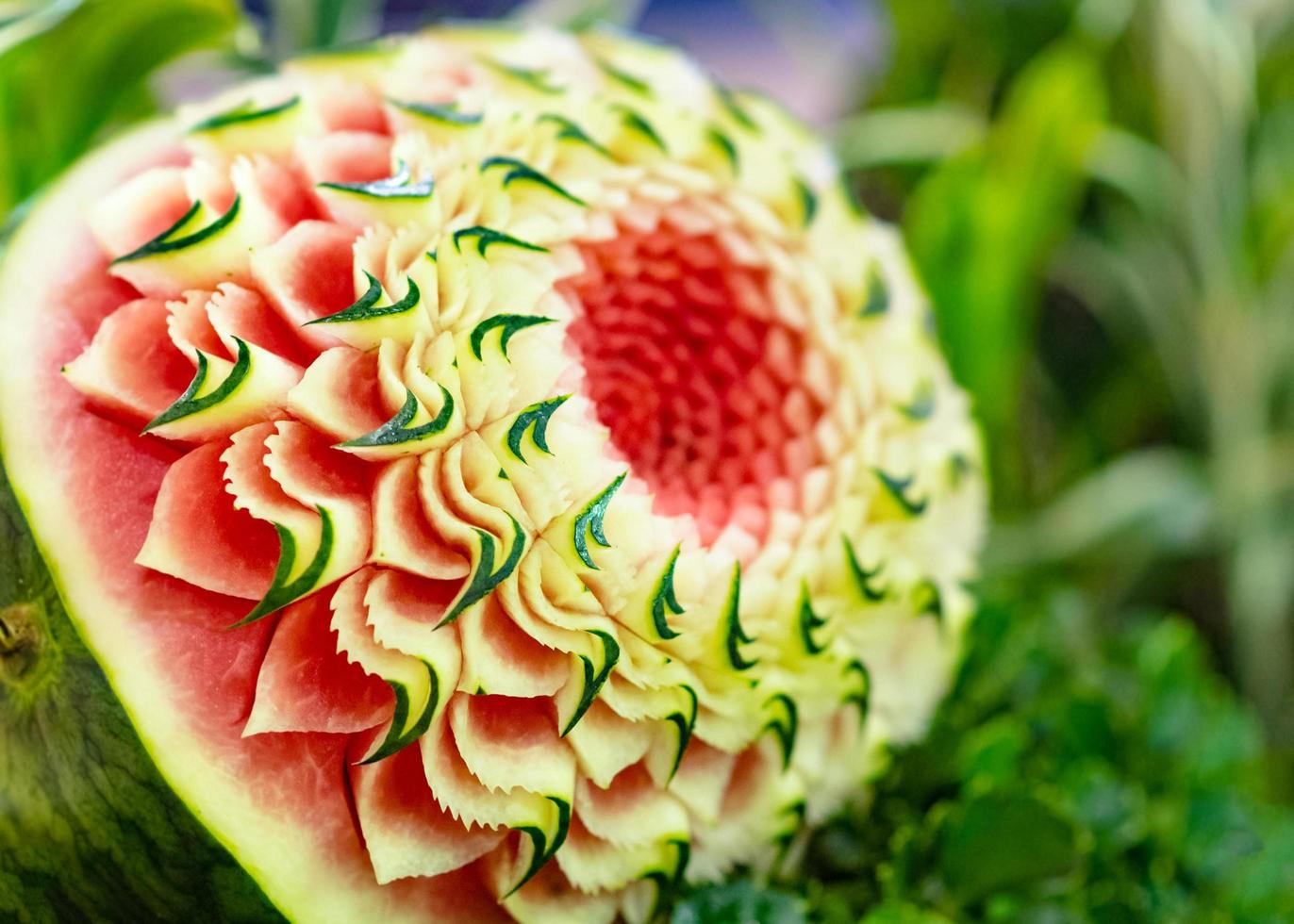 Tallas de frutas y verduras, muestra la decoración de tallado de frutas tailandesas. foto