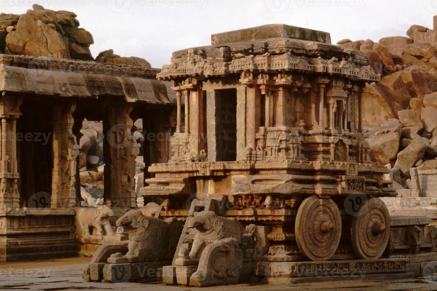 carro de piedra en hampi foto