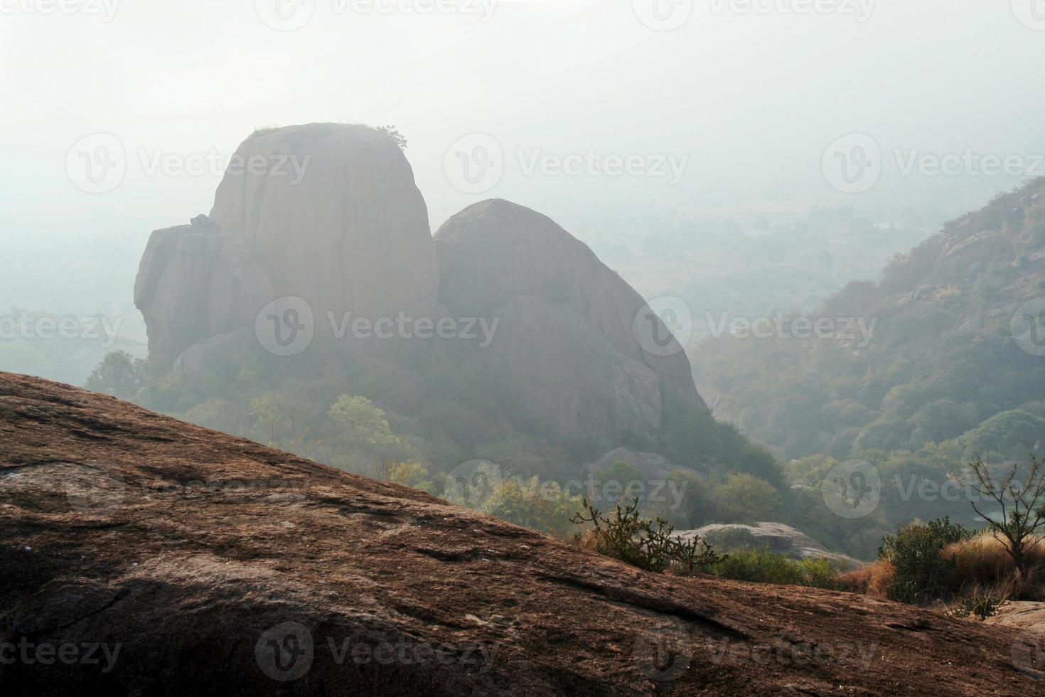 montaña rocosa en la niebla foto