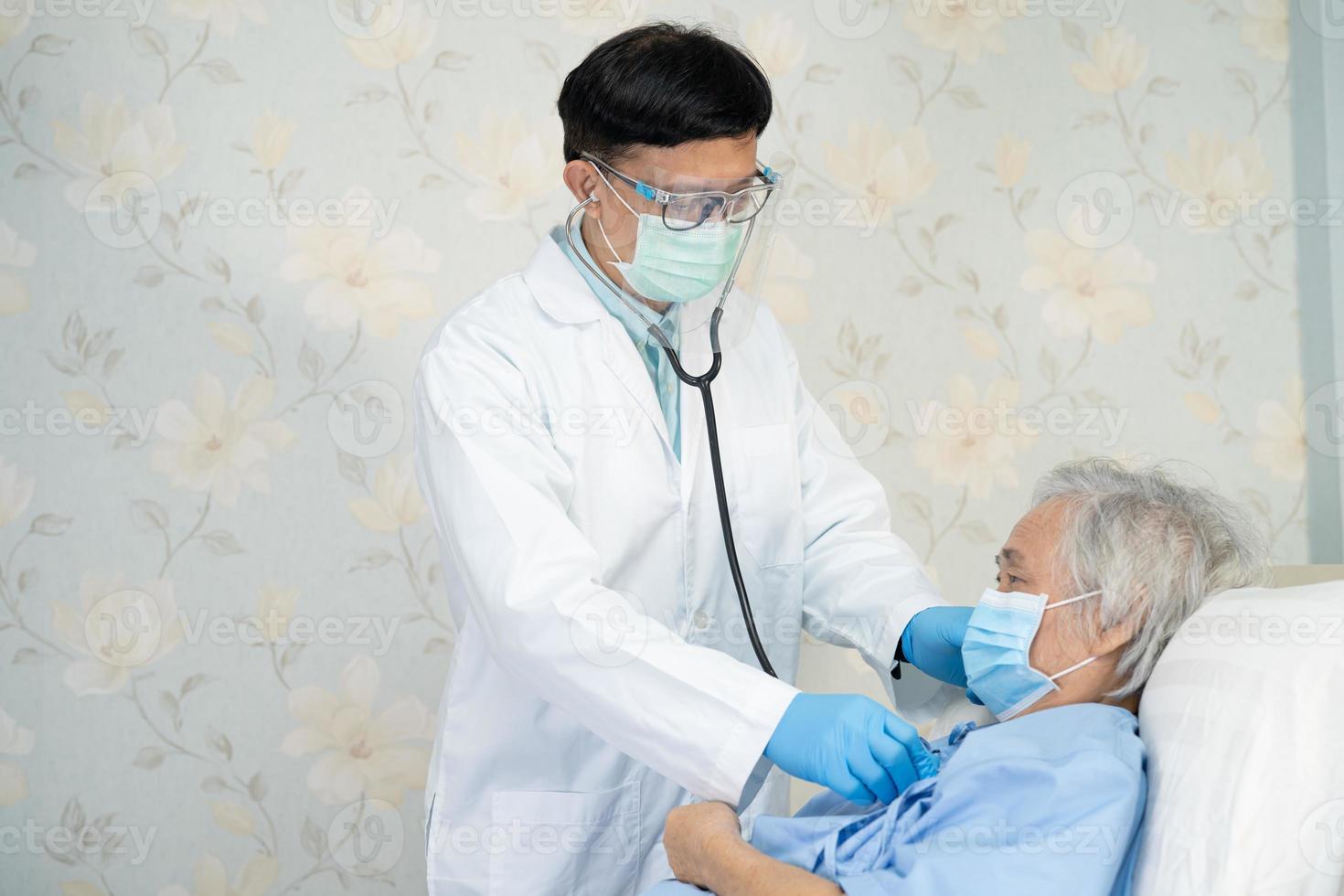 médico asiático ayuda a paciente anciana asiática en el hospital de enfermería. foto