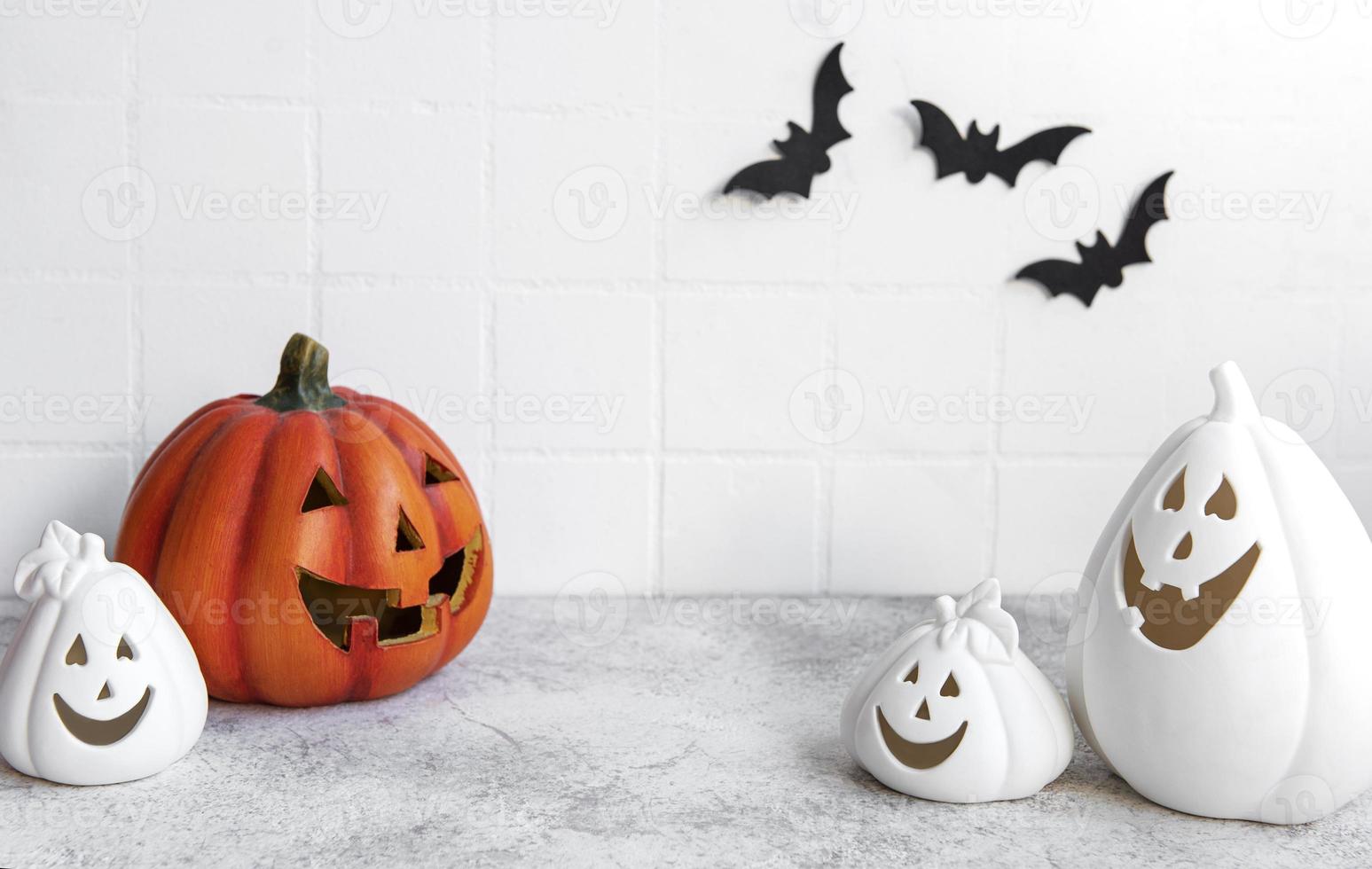 calabazas de halloween y decoración de jack o lantern foto