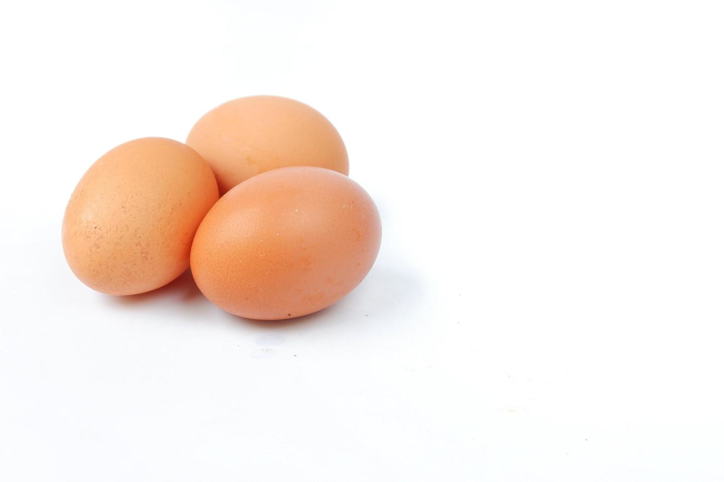 huevos de gallina aislado sobre un fondo blanco foto