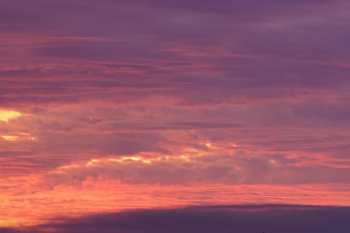 hermoso fondo con el cielo durante el atardecer o el amanecer 3403581 Foto  de stock en Vecteezy