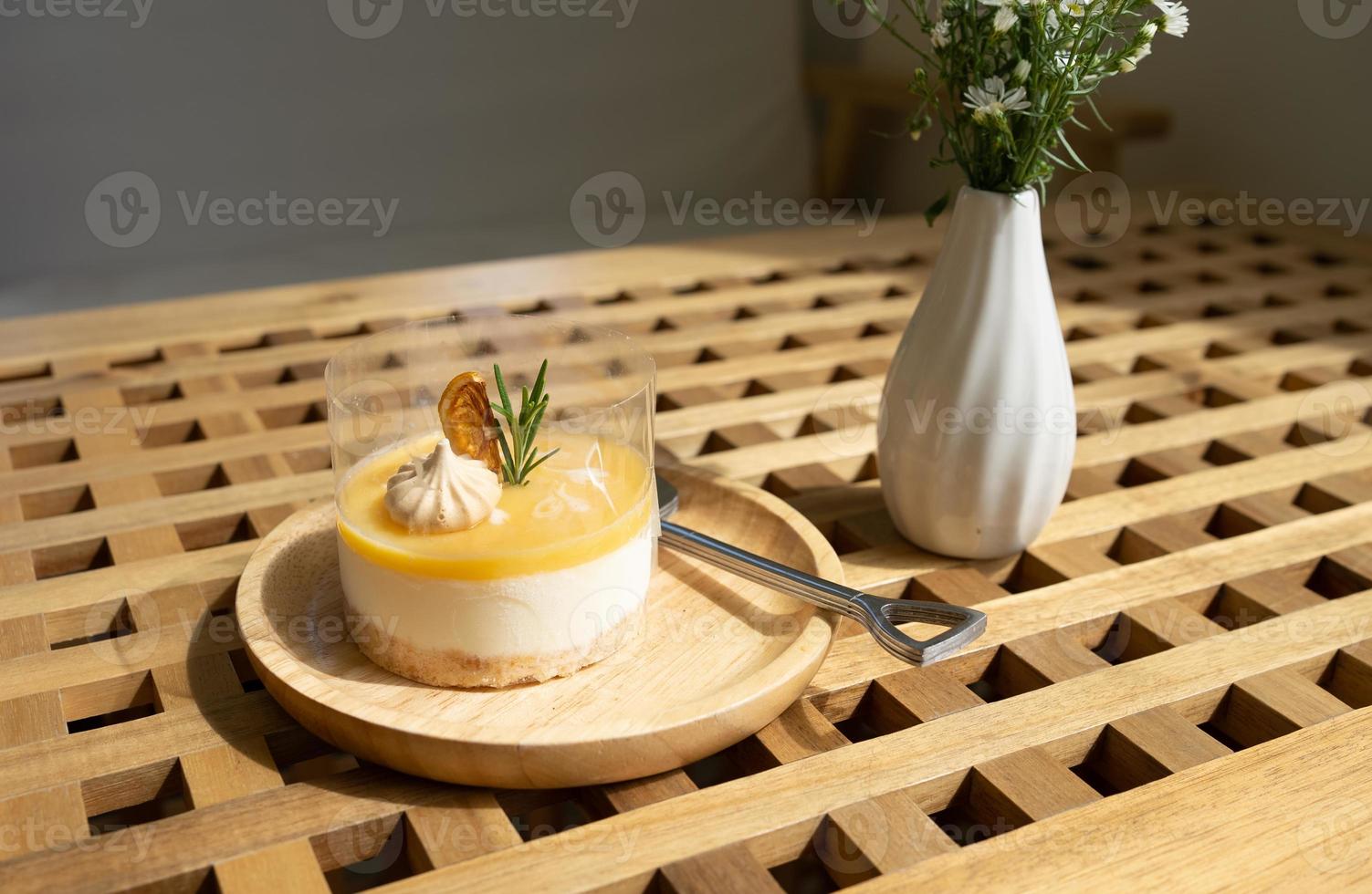 Tarta de queso con limón servido en la mesa del café foto