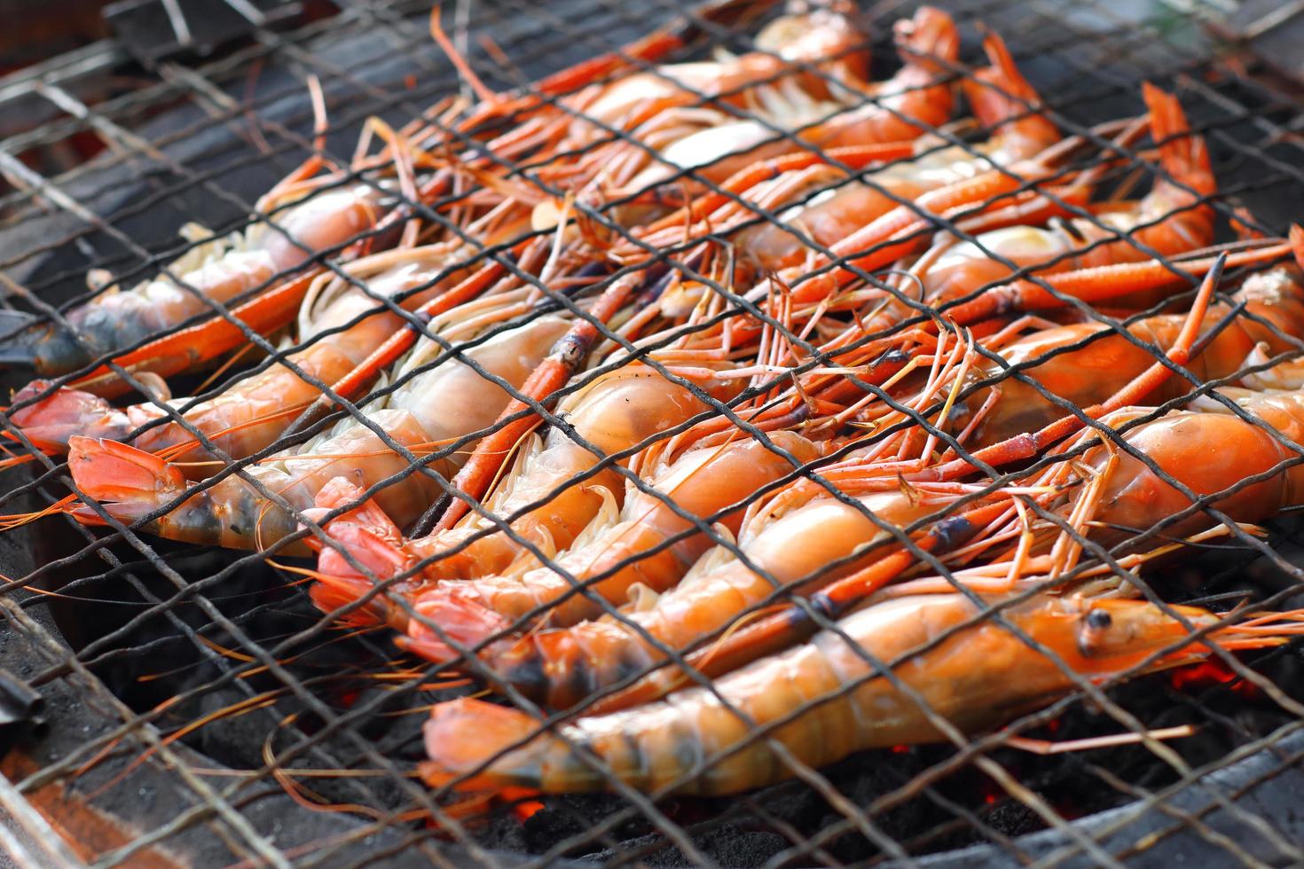 barbacoa de camarones asiáticos en japón foto