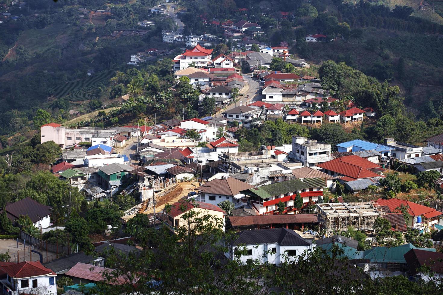 pueblo en la montaña a la luz del sol foto