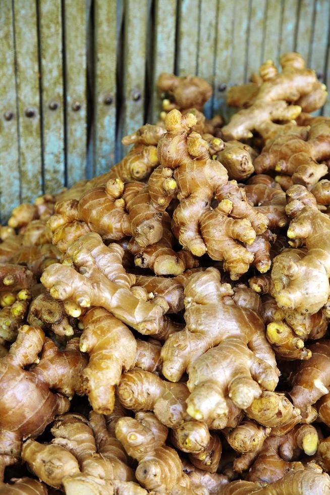 Muchos jengibre seco en el mercado tailandés foto