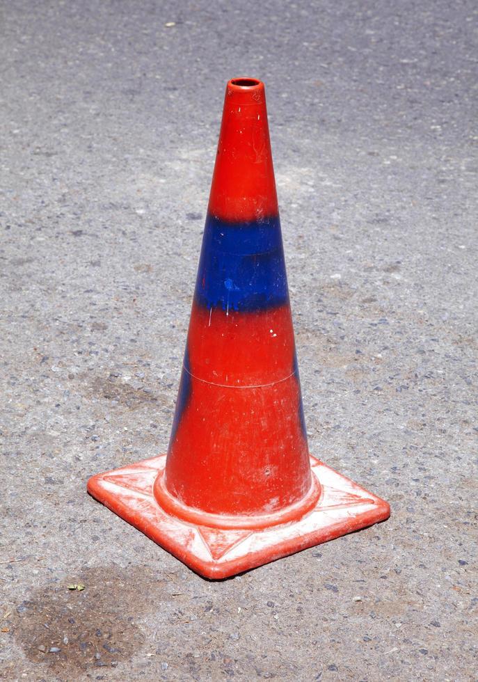 cono de tráfico rojo y azul en la carretera foto