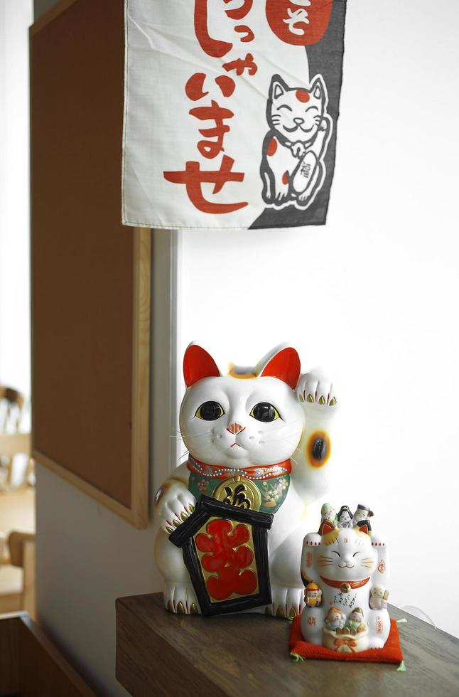 muñeca japonesa gato de la suerte de cerca en japón foto