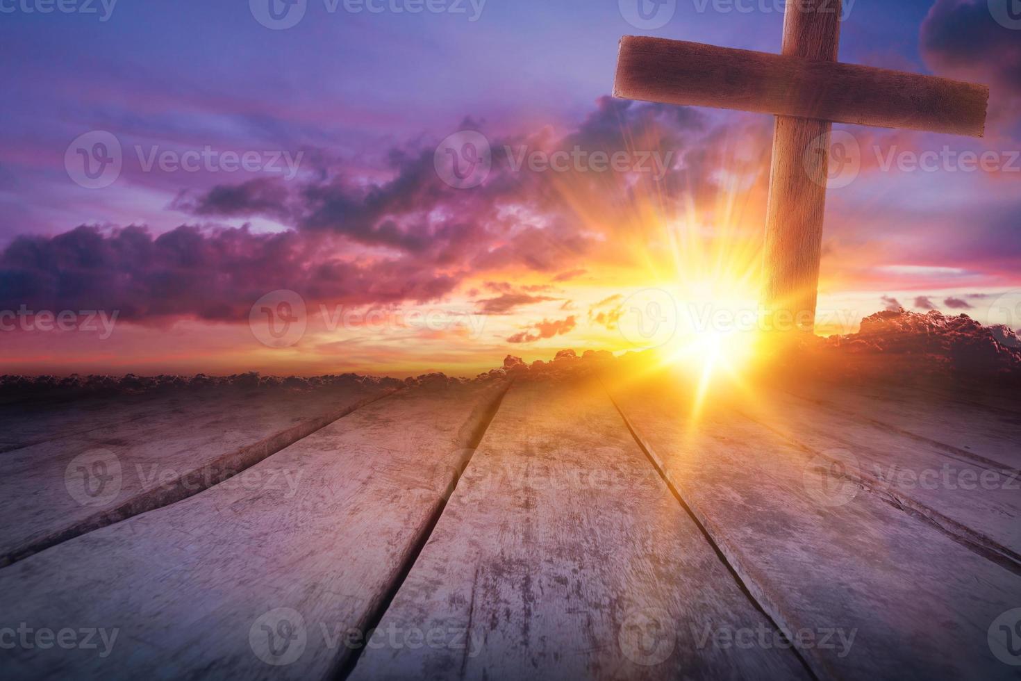 Cruz de madera como puesta de sol con hermoso cielo foto