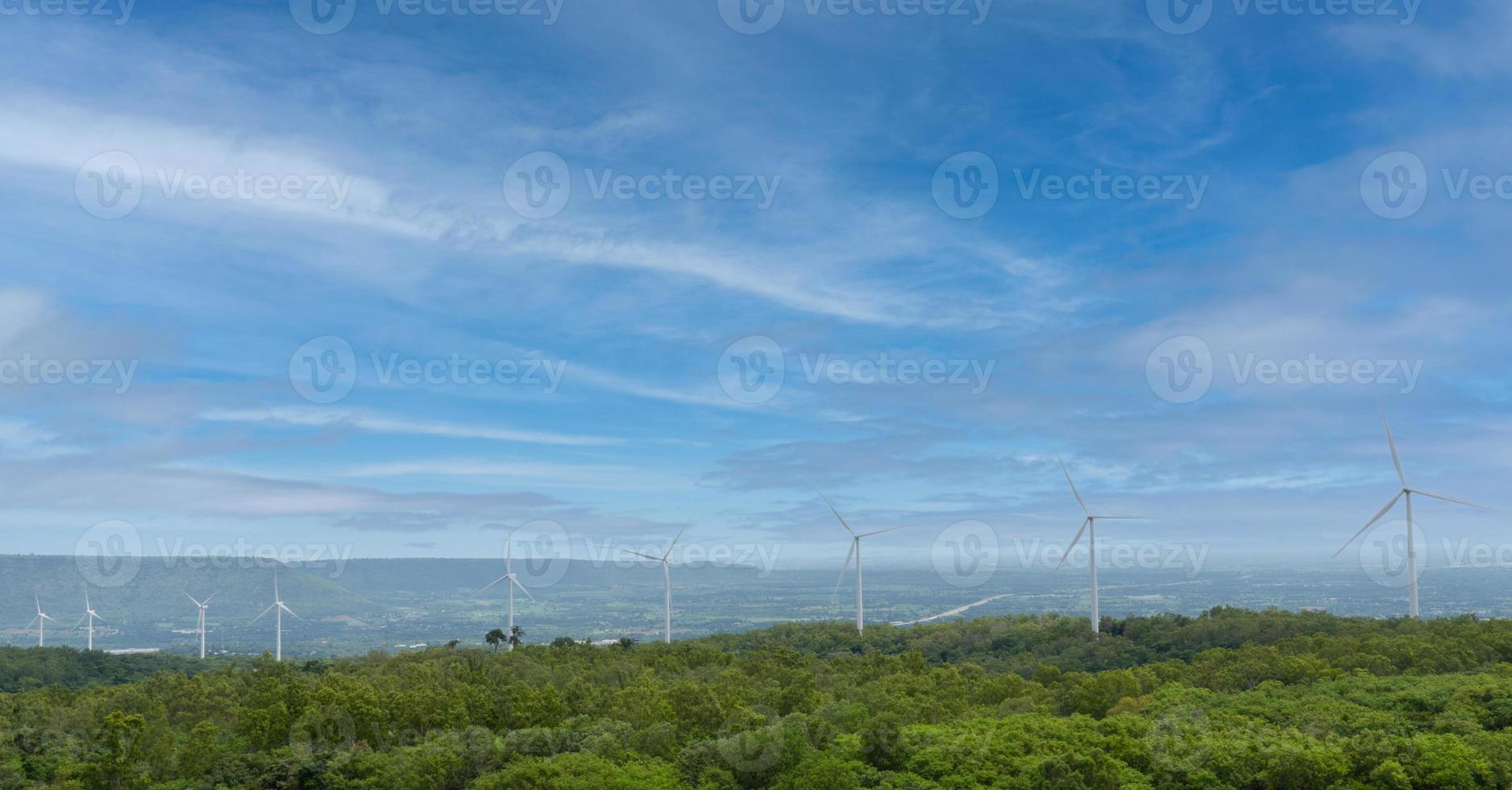 Campo de turbinas eólicas para generar electricidad renovable. foto