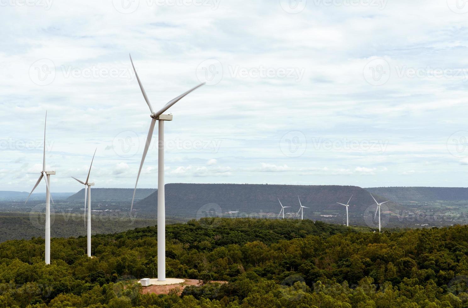 Campo de turbinas eólicas para generar electricidad renovable. foto