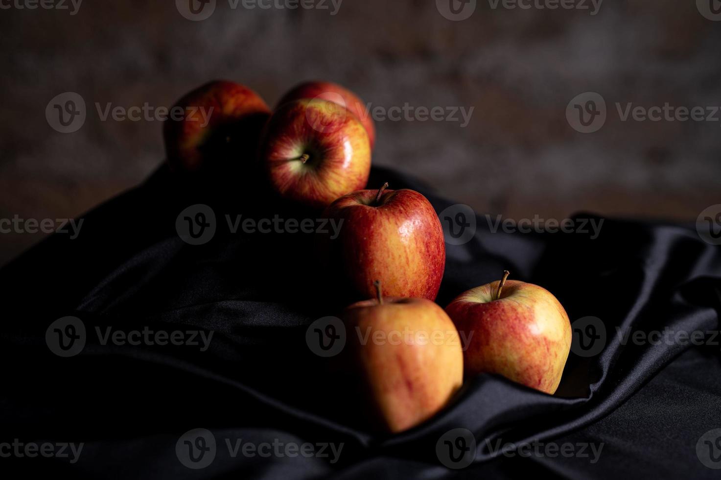 composición de manzanas rojas y satén negro foto